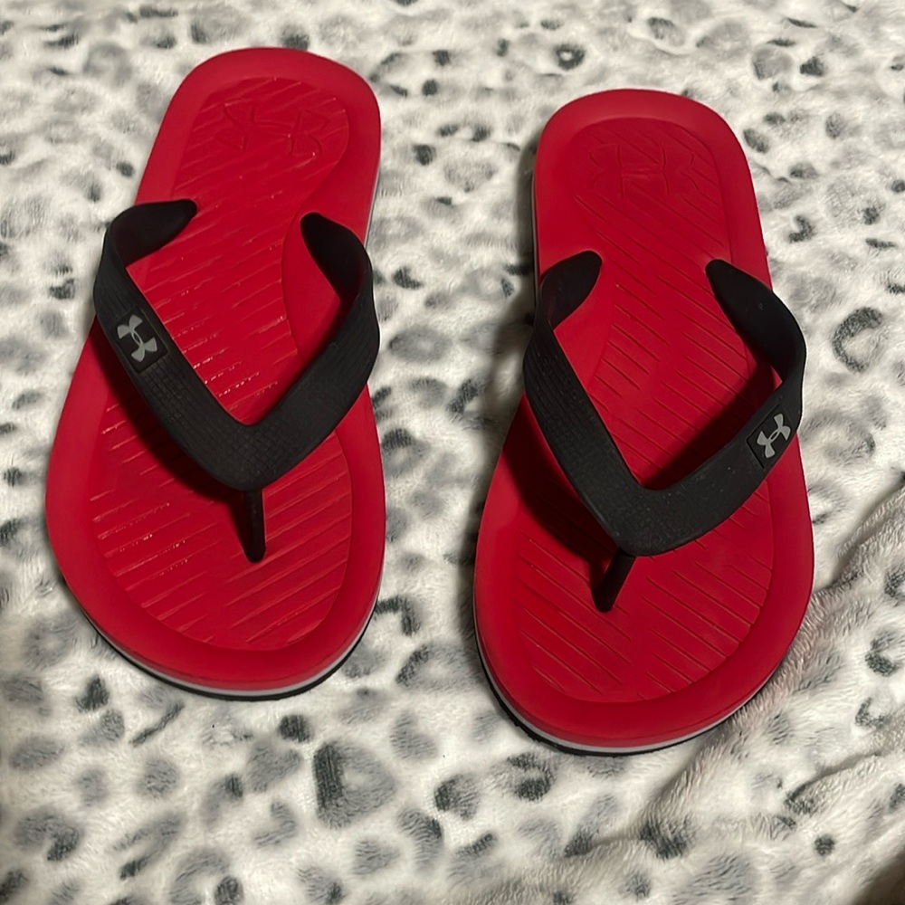 Used Under Armour sandals for boys size 1-2 youth